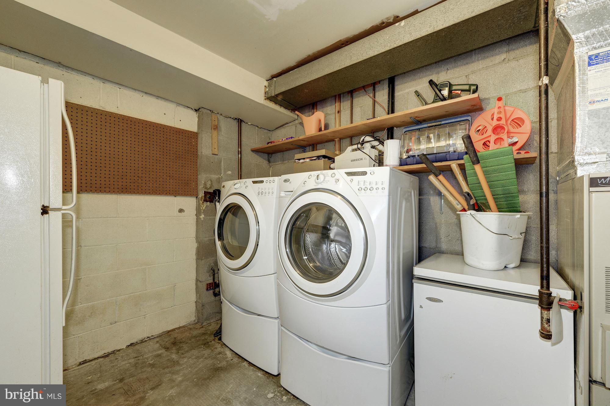 PINEWOOD LAKE - Residential