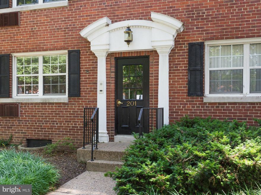 RENOVATED condo w/stunning kitchen! Custom maple cabinets, granite countertops, stainless appliances, glass tile backsplash & porcelain tile floors! Combination Washer/Dryer in condo! Large master BR w/built-in shelving/cabinets, large closets w/organizers & black-out shades! Best priced condo/N. ARL w/LOW condo fee! Exercise room, Xtra storage, bike shares & community garden plots available!