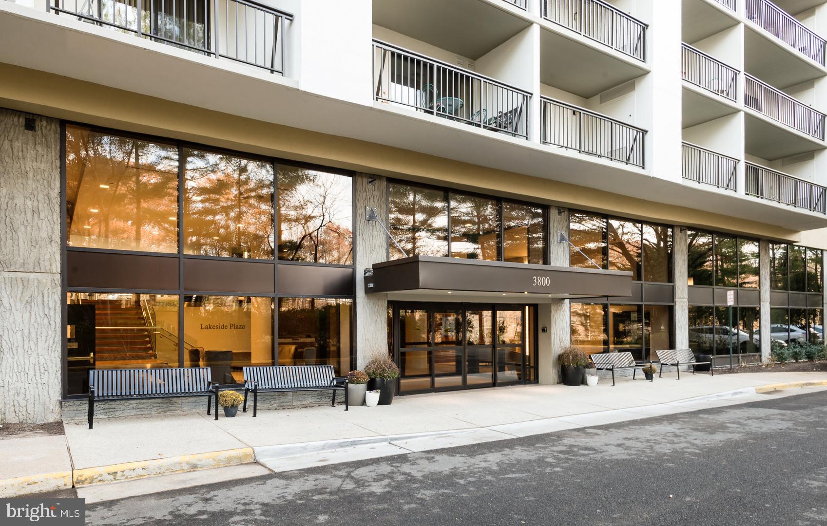 LAKESIDE PLAZA - Residential