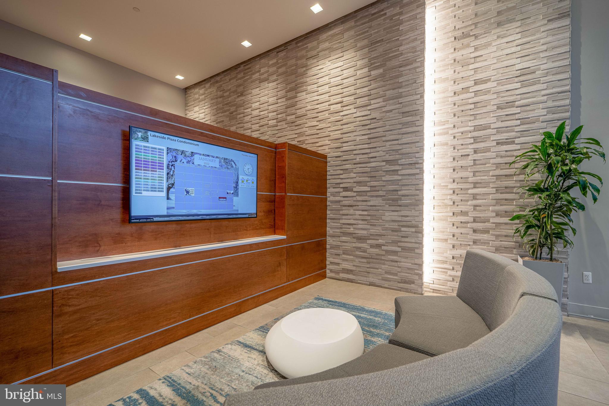 LAKESIDE PLAZA - Residential