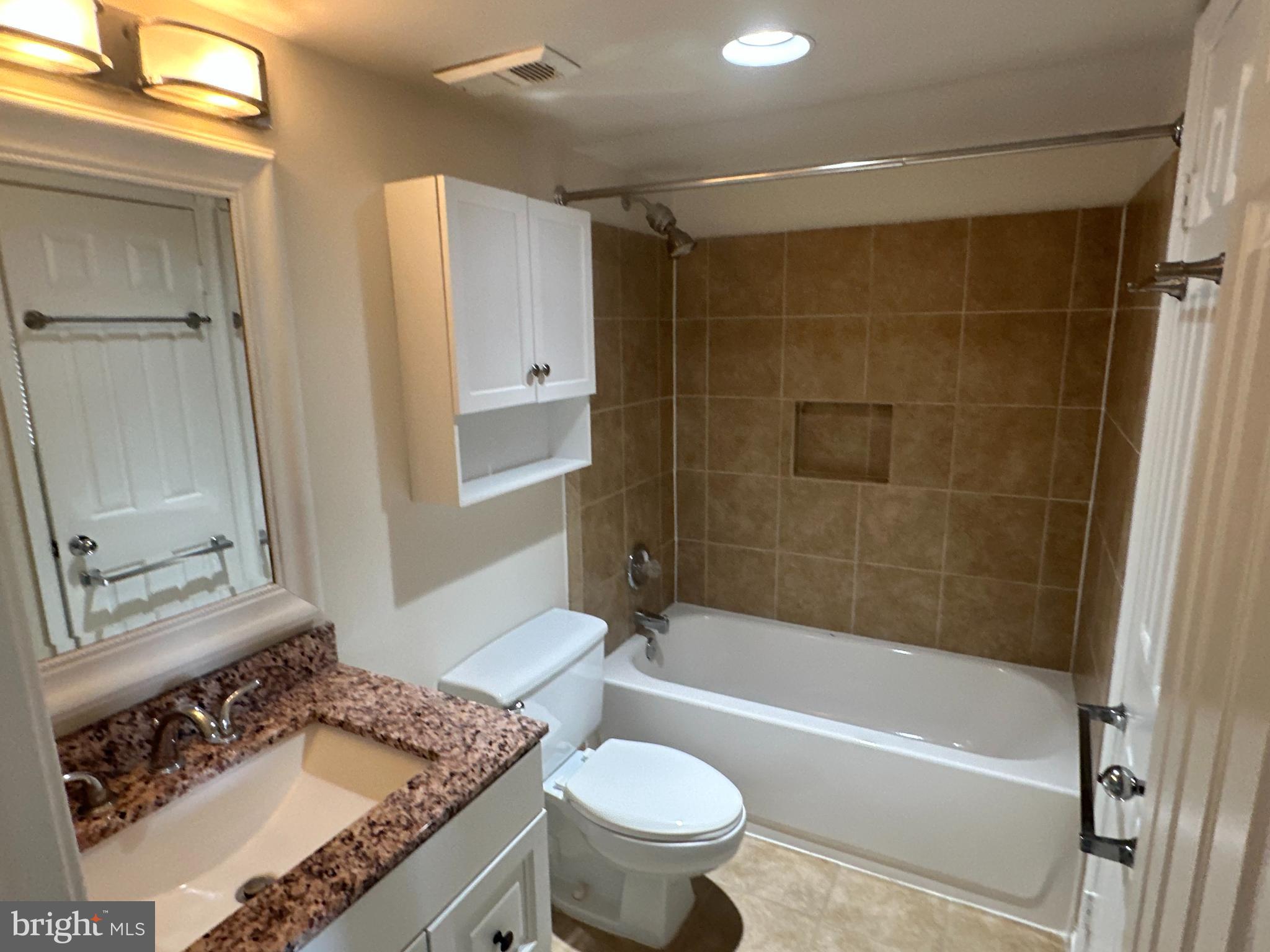 LAKESIDE PLAZA - Residential