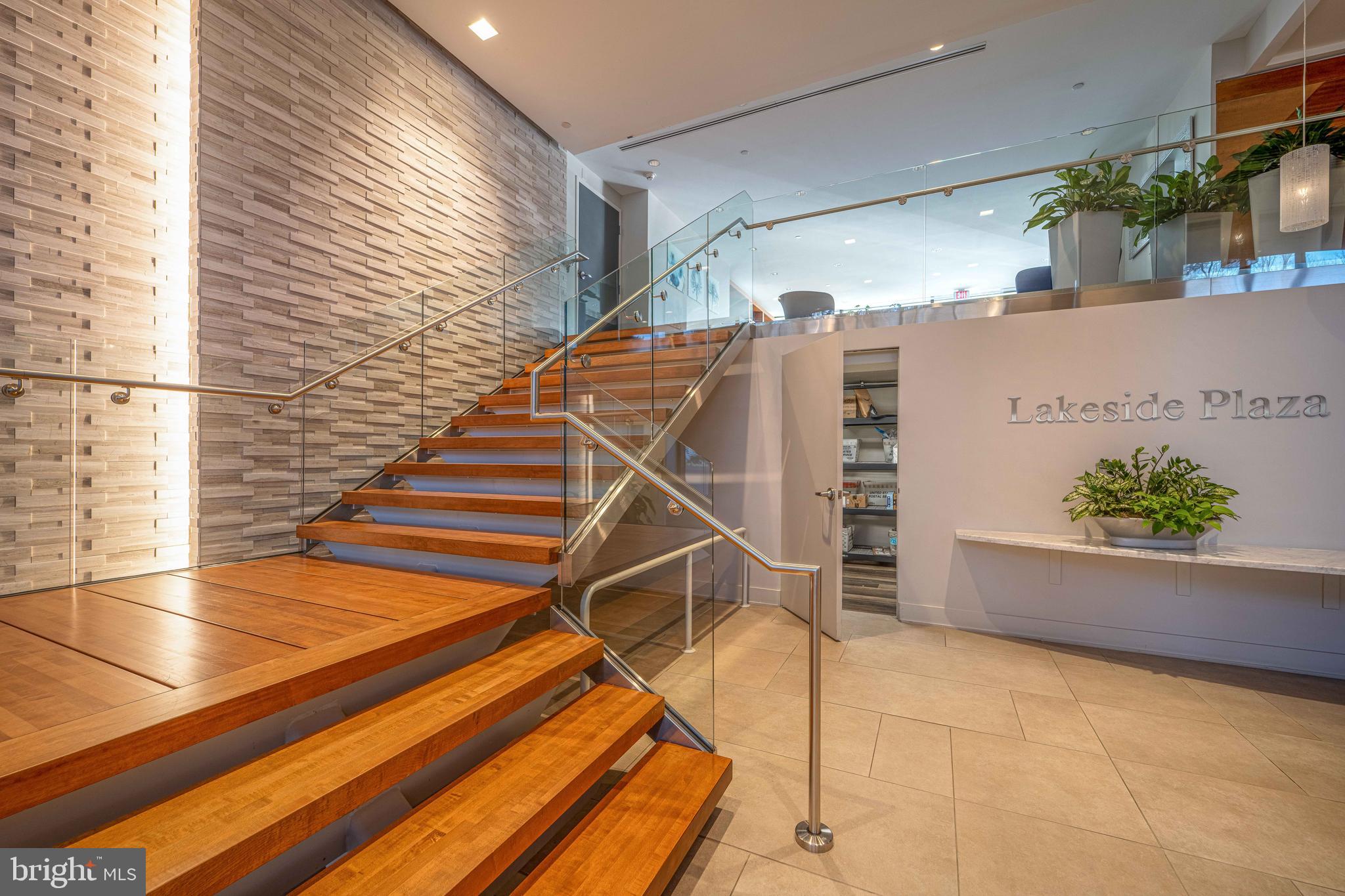 LAKESIDE PLAZA - Residential