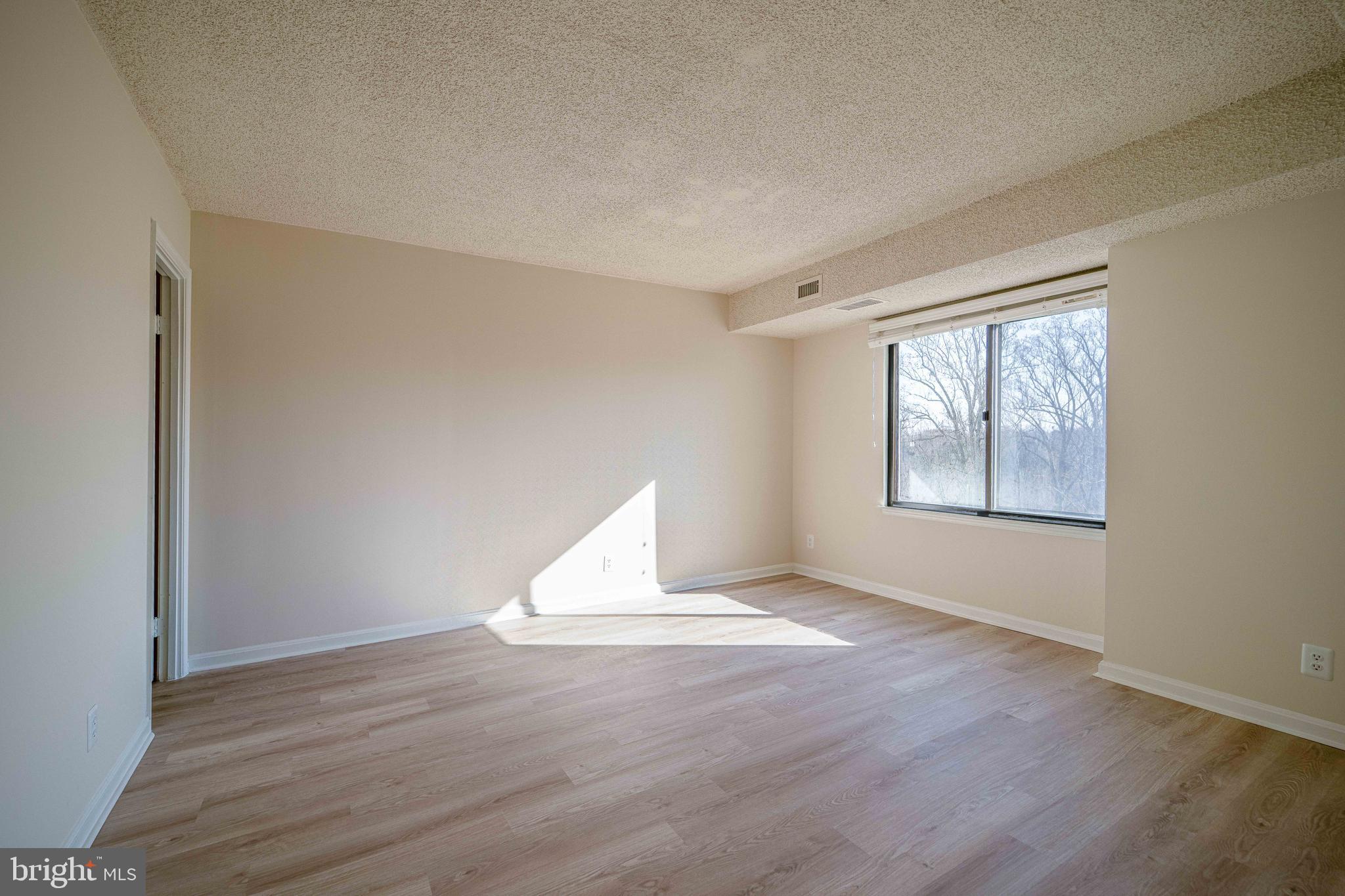 LAKESIDE PLAZA - Residential