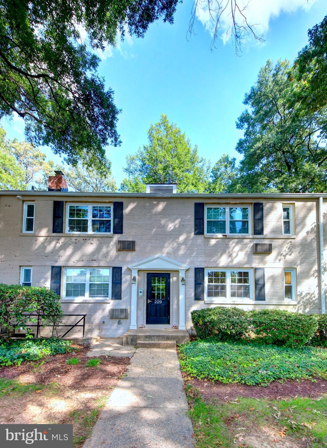 ARLINGTON OAKS - Residential Lease