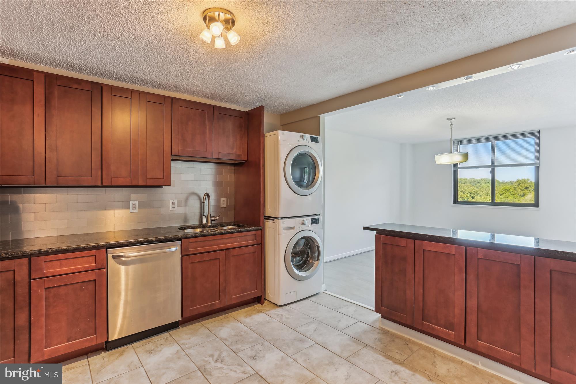 WESTLAKE TOWERS - Residential