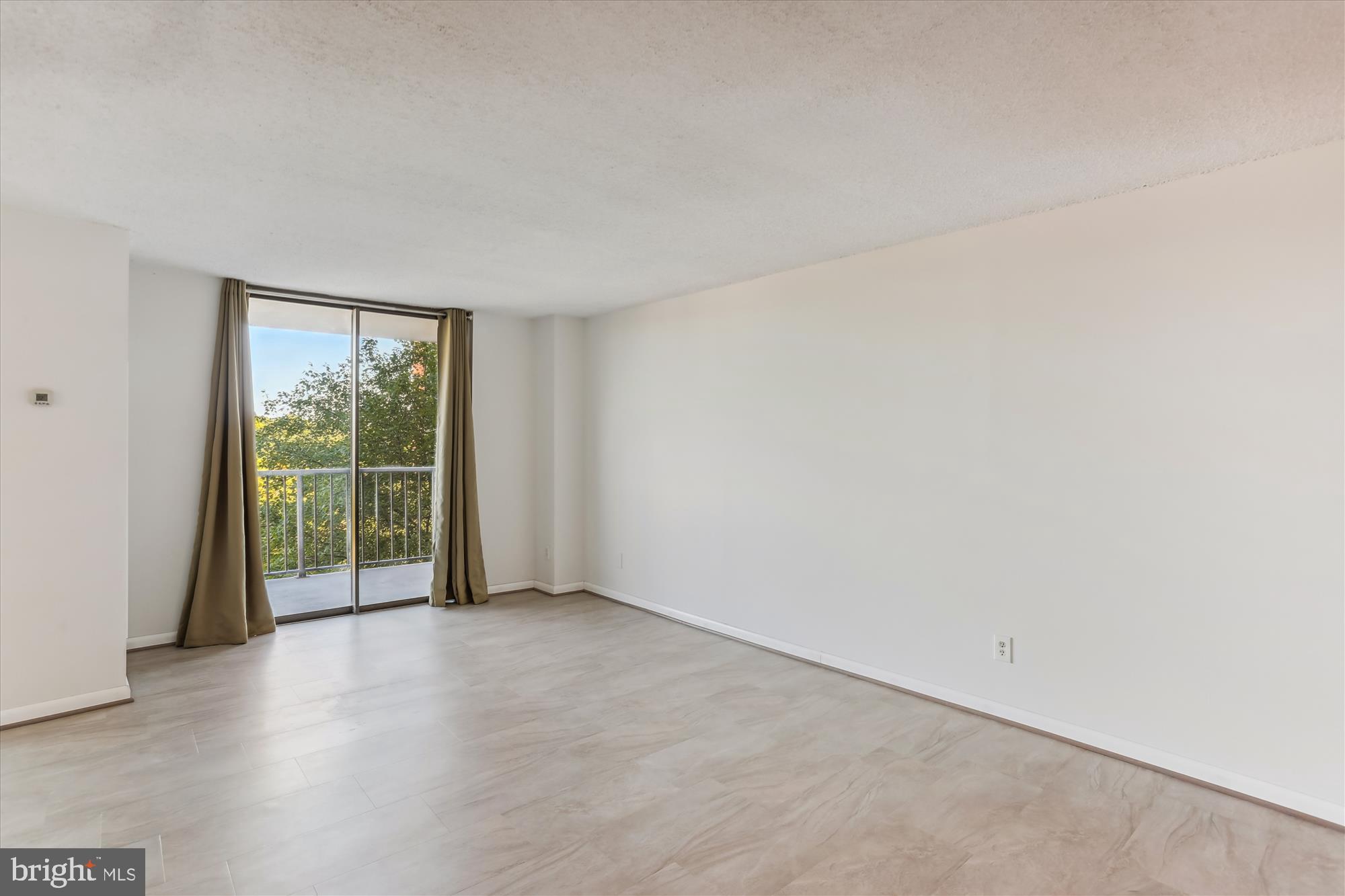 WESTLAKE TOWERS - Residential