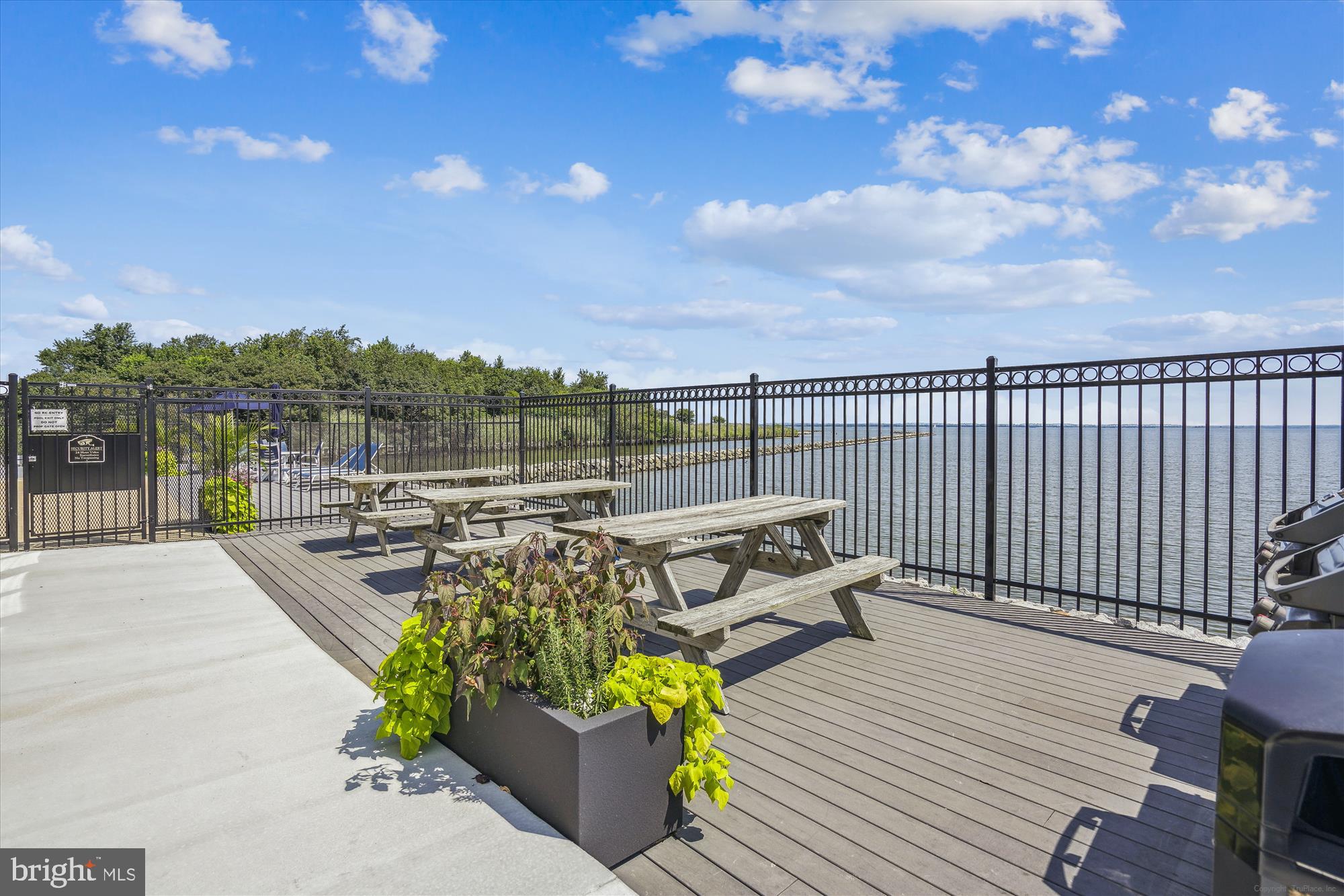 QUEENS LANDING - Residential