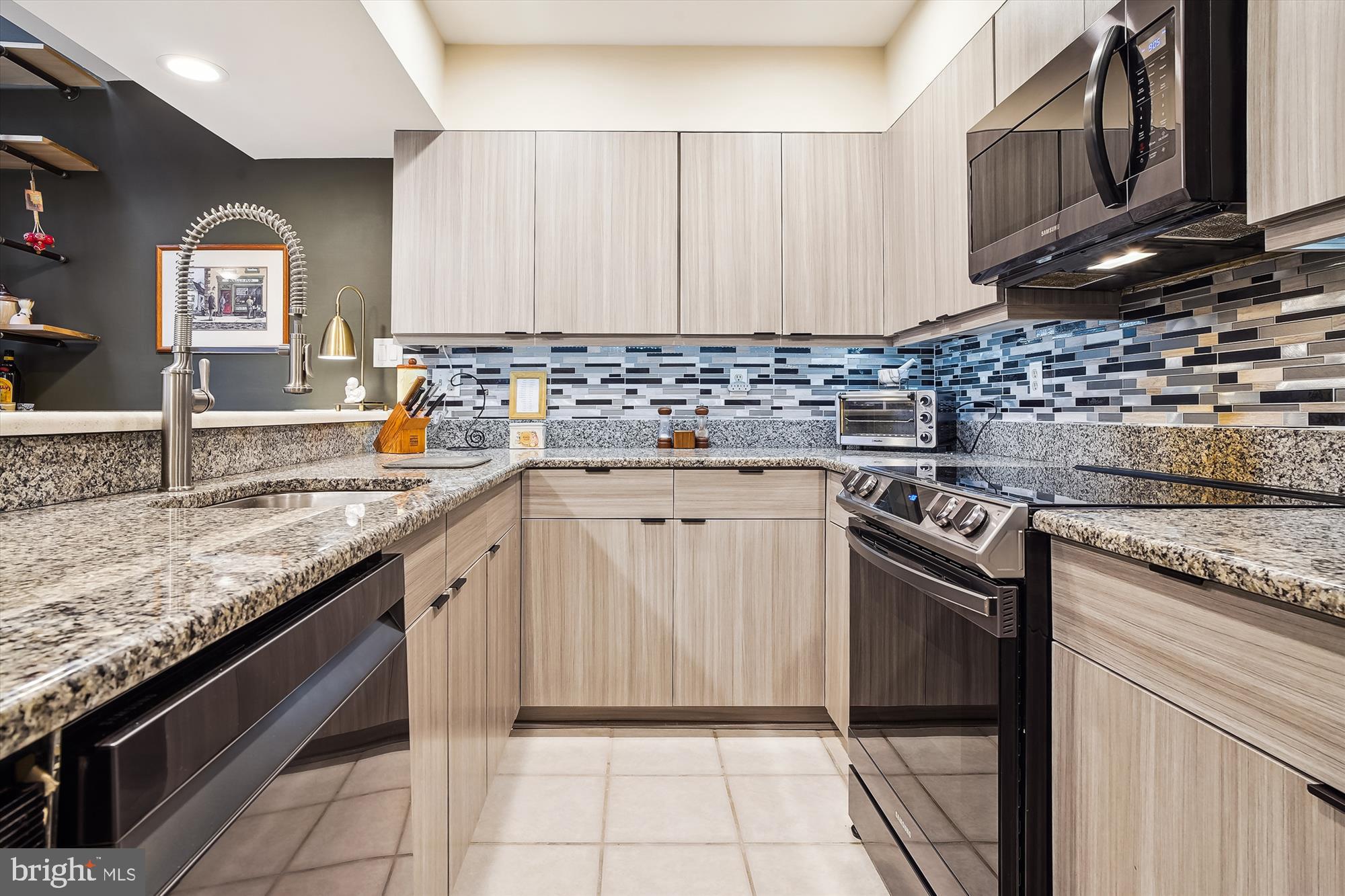 QUEENS LANDING - Residential