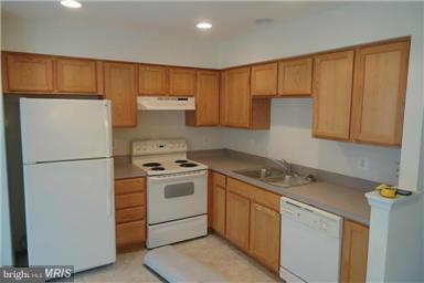 LAKELAND PLACE - Residential Lease