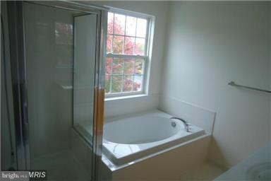 LAKELAND PLACE - Residential Lease