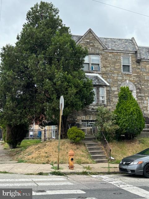 great opportunity for investor, nice triplex on Castor Gardens, utilities are all separated beside owner pays water, conveniently located close to shopping, major highways, and public transportation, searching no more, schedule your showing!