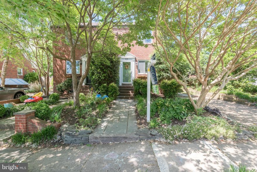 Beautifully updated and maintained 2 bath/2 bed Del Ray duplex! Light-filled with gorgeous hardwood floors, open floor plan and updated kitchen. Walk out to the private patio and huge yard - ideal for entertaining. Two bedrooms and a bath on the upper level,  rec-room and additional bath on the lower level. Enjoy the ideal location in the heart of Del Ray - walk to "The Avenue" and Metro.