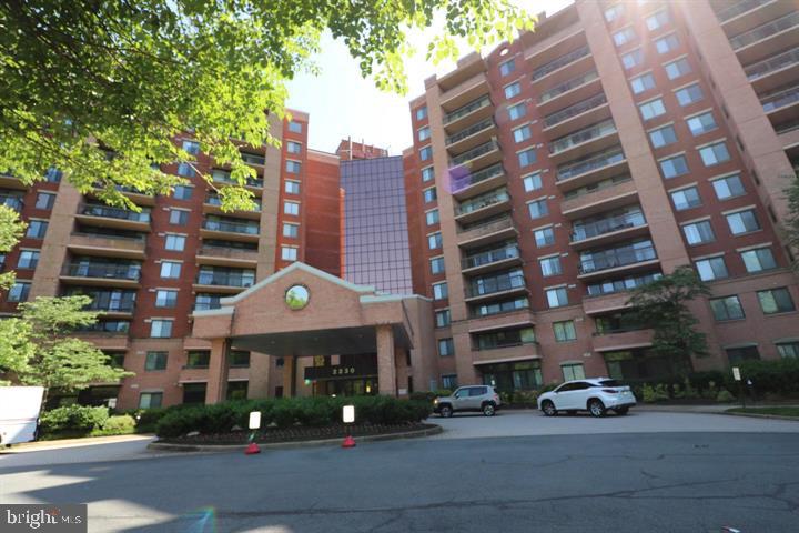 Luxurious 1br / ba condo in a great community on 14 Acres between Tysons corner &I-66. well maintained. Granite&Stainless Steel Appliancesin Kitchen. Granite Vanity Top in Bathroom. Full wall of Glass doors. Incredible Amenities: 24 Hours Security Desk. indoor&outdoor Pool & Tennis Court. Party room. Exercise Room/Gym, Near Wholfoods/Trader Joe's. Metro Station Shuttle. Dedicated parking place & Storage space.The unit is vacant and ready to move in, Please schedule showing online or showing contact.