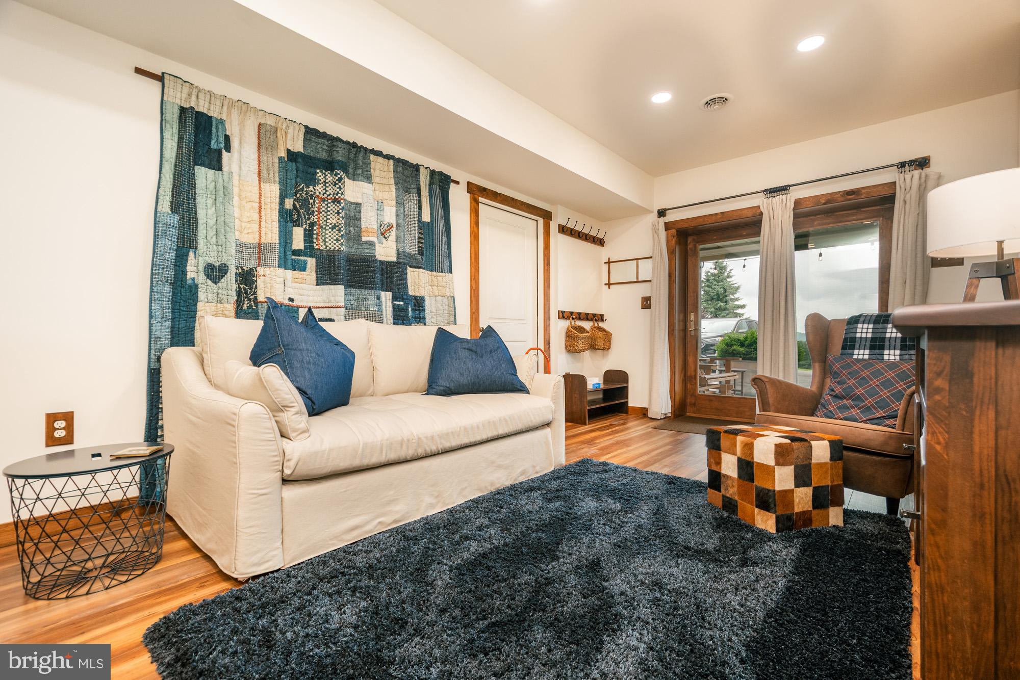 PARADISE POINT - Residential