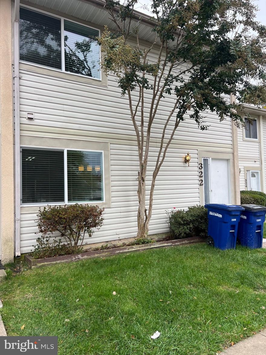 A 2 LEVELS, SPACIOUS TOWNHOUE WITH 3 LARGE BEDROOMS & 2.5 BATHS ,WELL MAINTAINED. HARDWOOD FLOOR IN THE WHOLE HOUSE. A VERY CONVENIENT LOCATION... WALK TO STORE , RESTAURANTS AND HERNDON CITY CENTER. A FEW MINUTES DRIVE TO RESTON TOWN CENTER.
2 Parking spots # 50