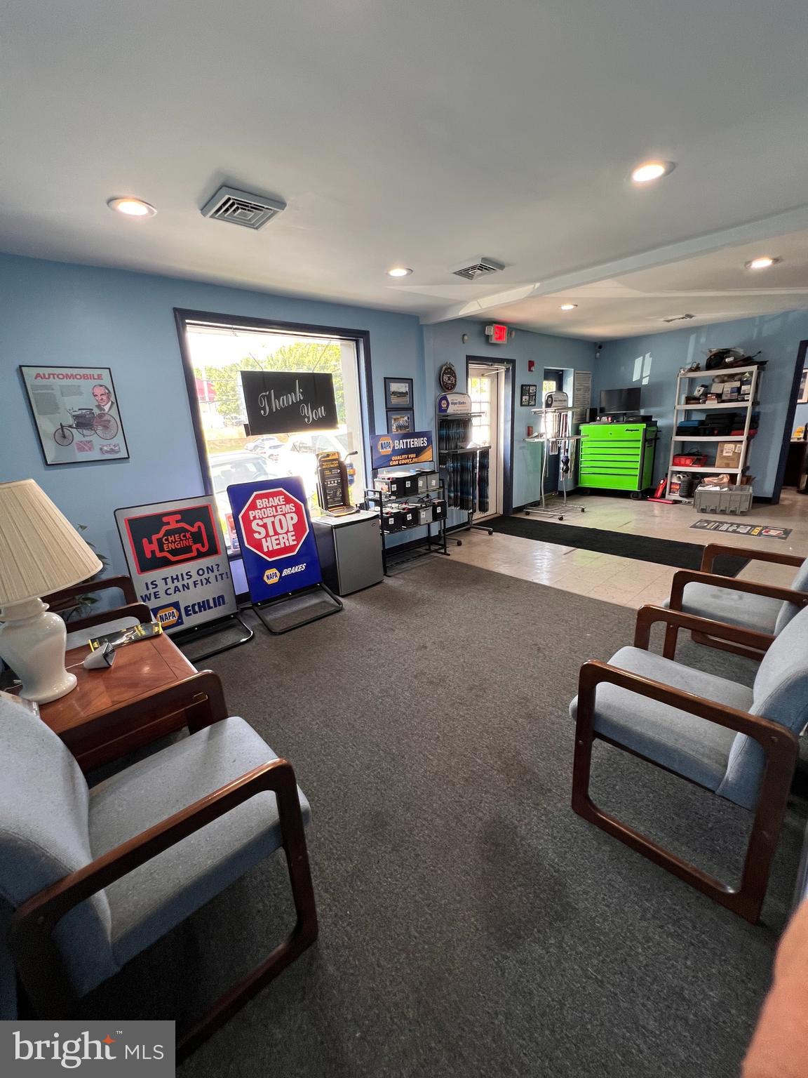 Main image without alt text