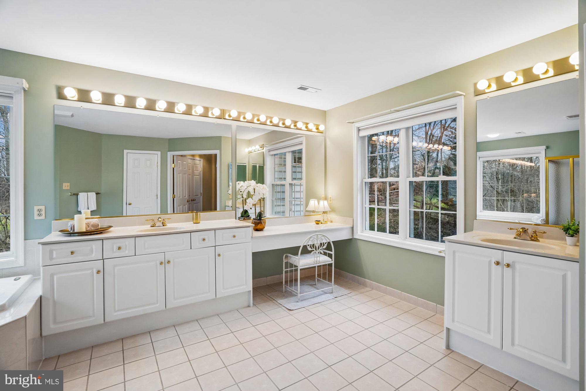 LYNDWOOD MANOR - Residential