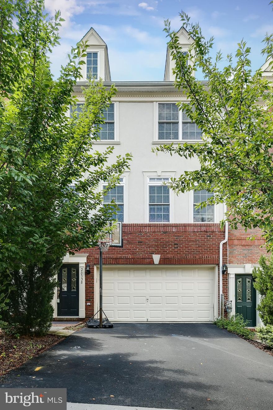 Beautiful TH in Lowes Island with H/W floors, new paint, UL laundry and backs to common area.  Must see!