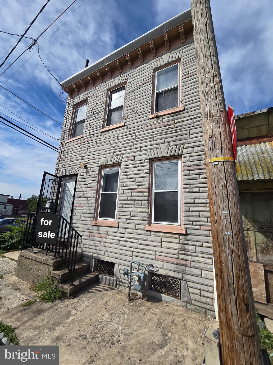 Great value just 1/2 block off Walnut St with this end unit. Three bedrooms, 2 bathrooms. Three levels with the third bedroom up on the top floor. Basement. Walk in to spacious living room, back to kitchen with main floor laundry and half bath off the kitchen. End unit with open space to the one side and bordering an alley. Quiet one-way street and walking distance to shops, grocery and downtown attractions.