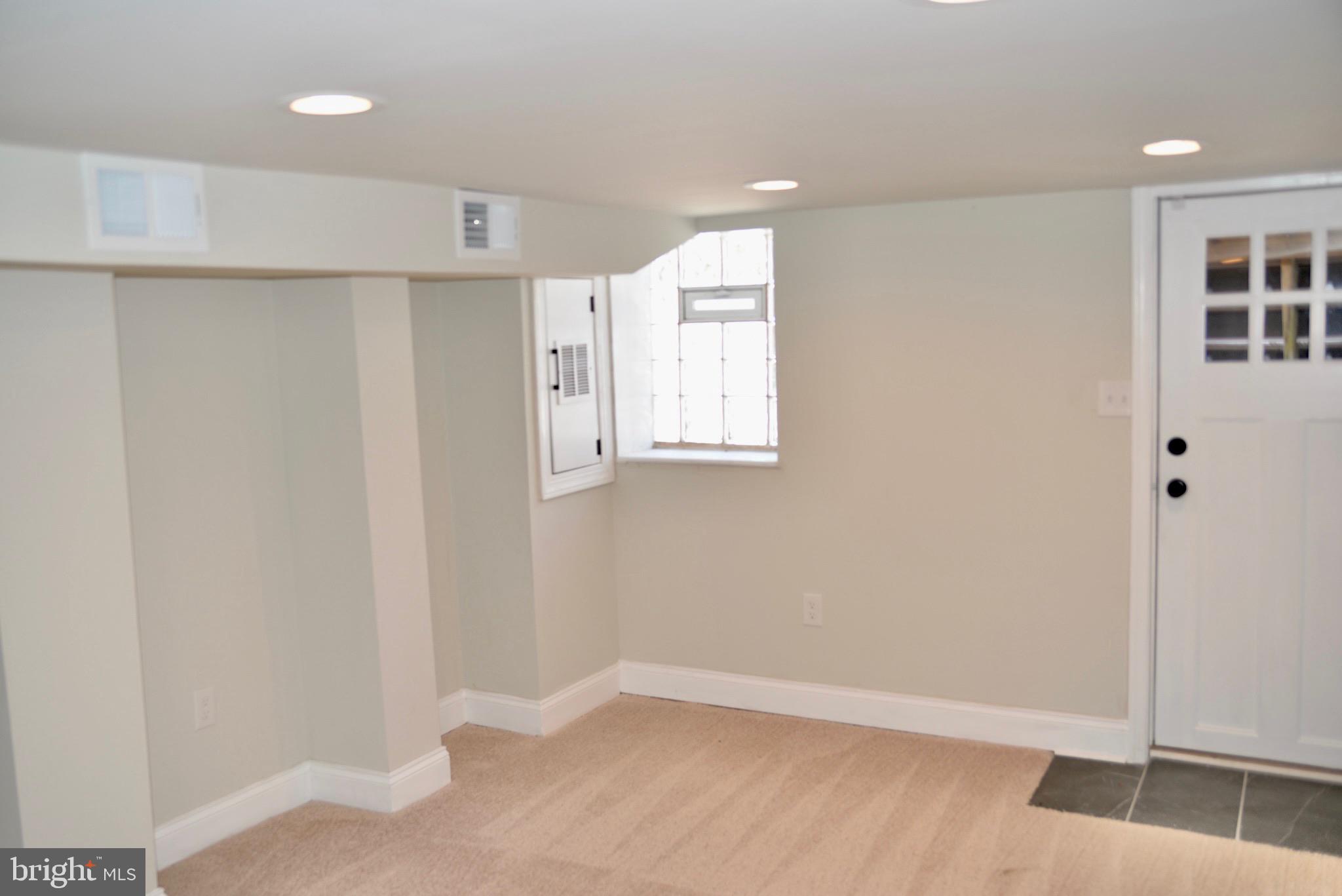 HOLLINS MARKET - Residential