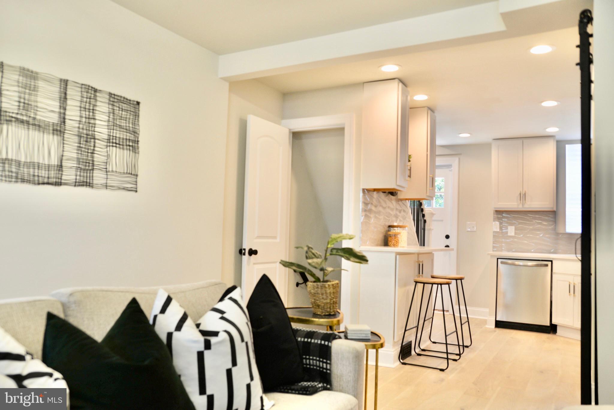 HOLLINS MARKET - Residential