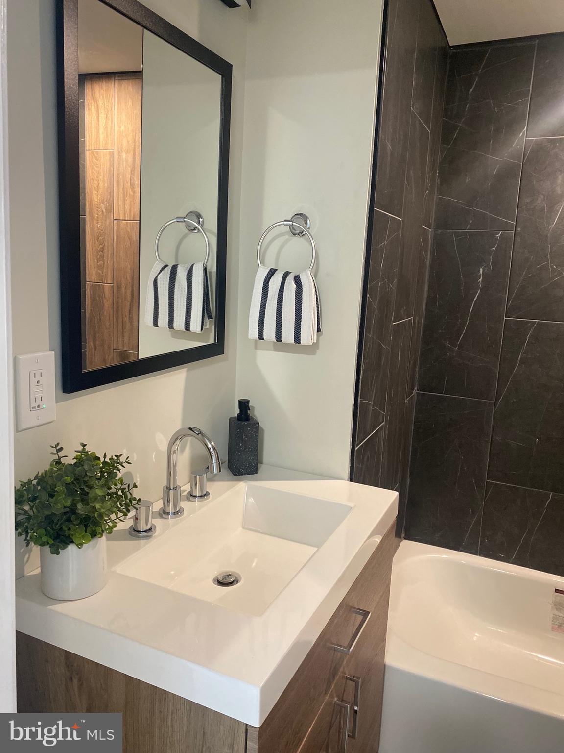 HOLLINS MARKET - Residential