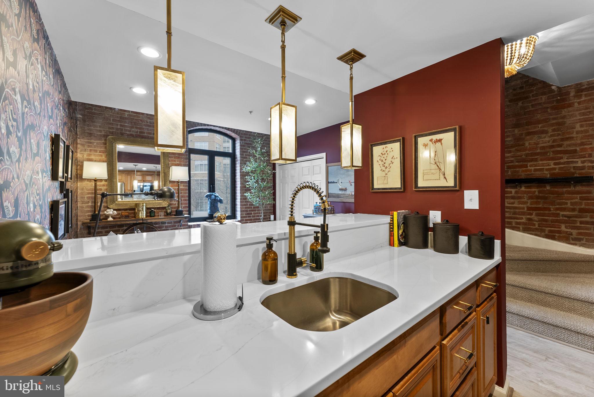 HENDERSON'S WHARF - Residential