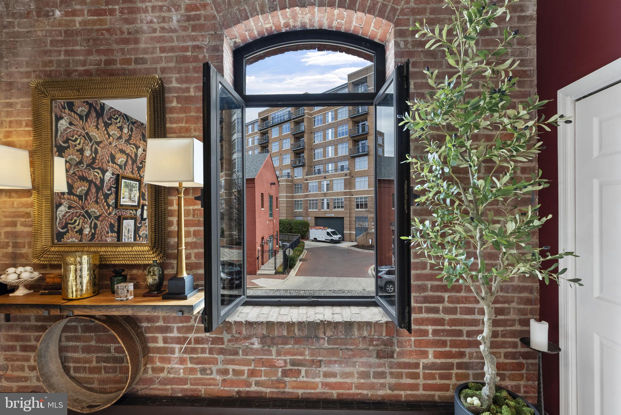 HENDERSON'S WHARF - Residential