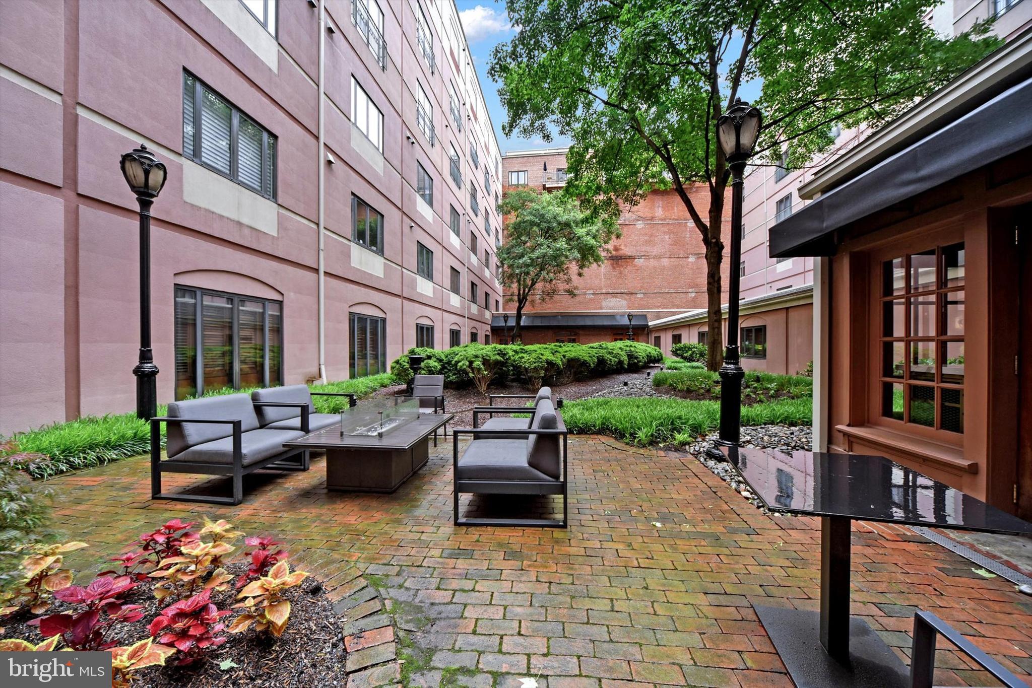 HENDERSON'S WHARF - Residential