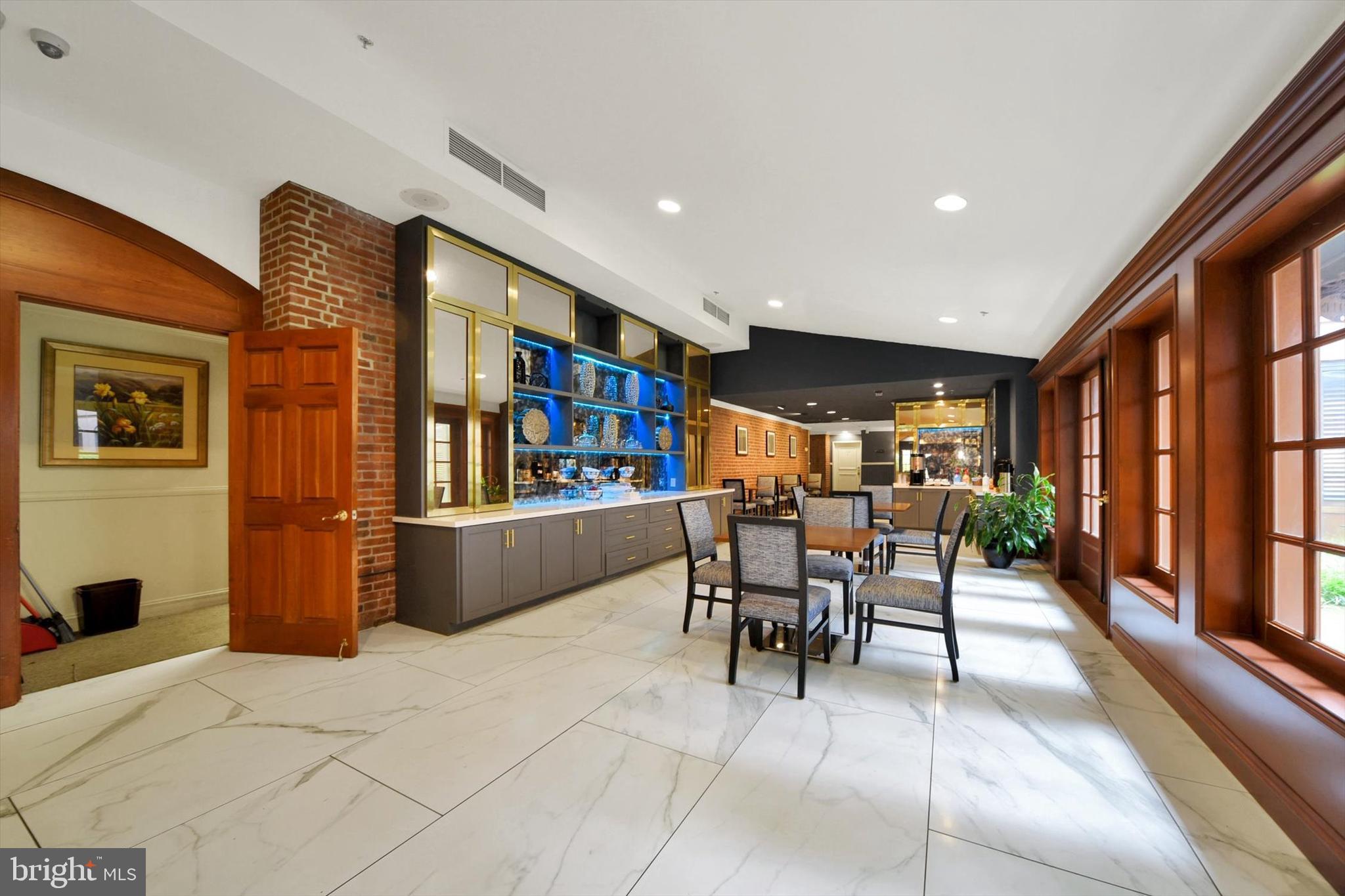 HENDERSON'S WHARF - Residential