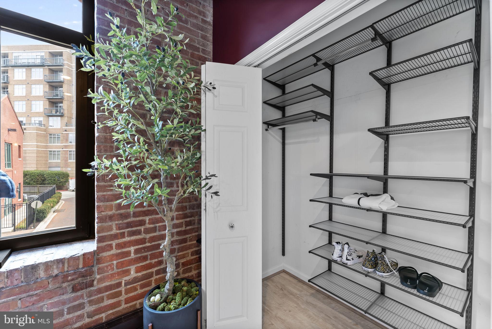 HENDERSON'S WHARF - Residential