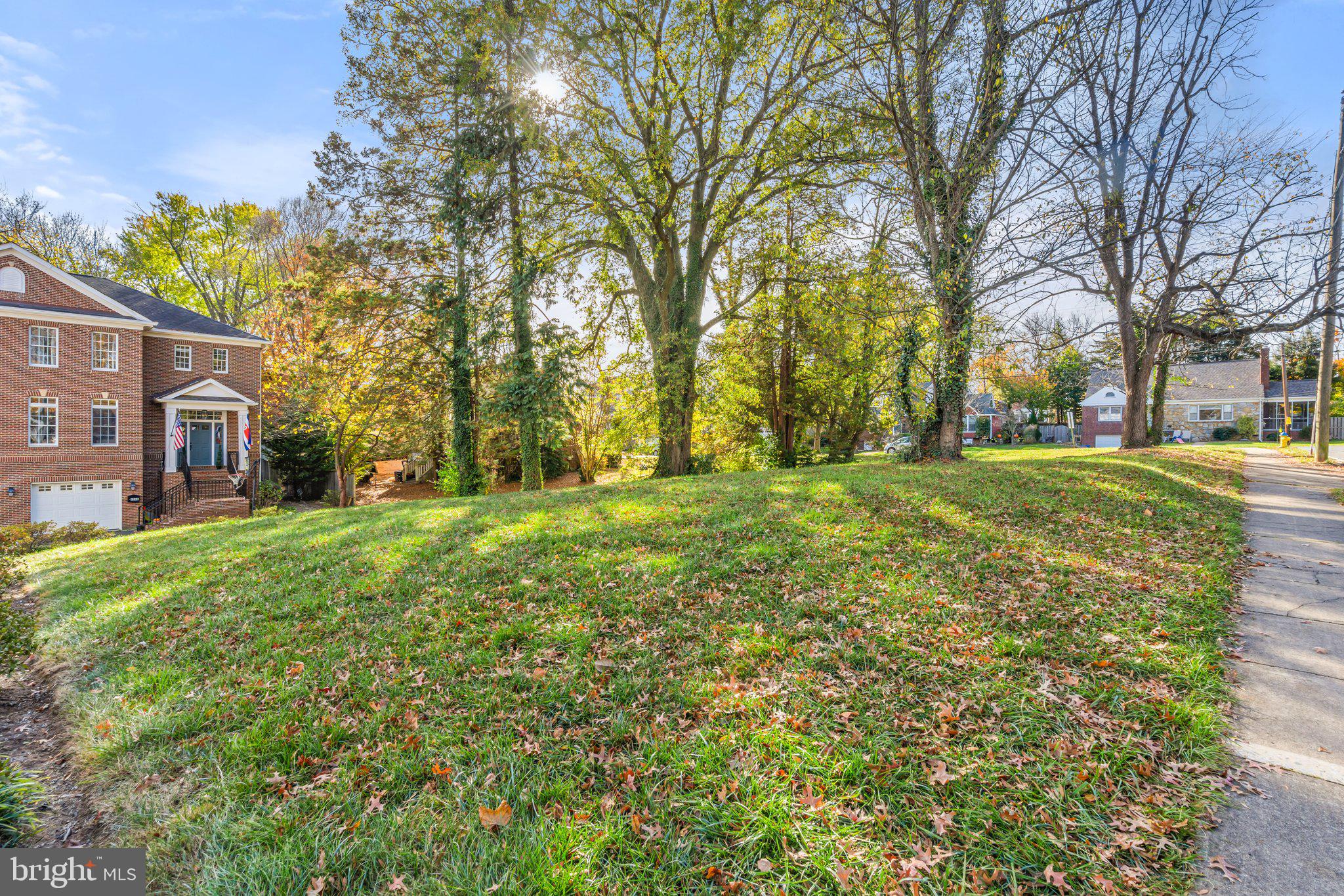 OVER LEE KNOLLS - Land