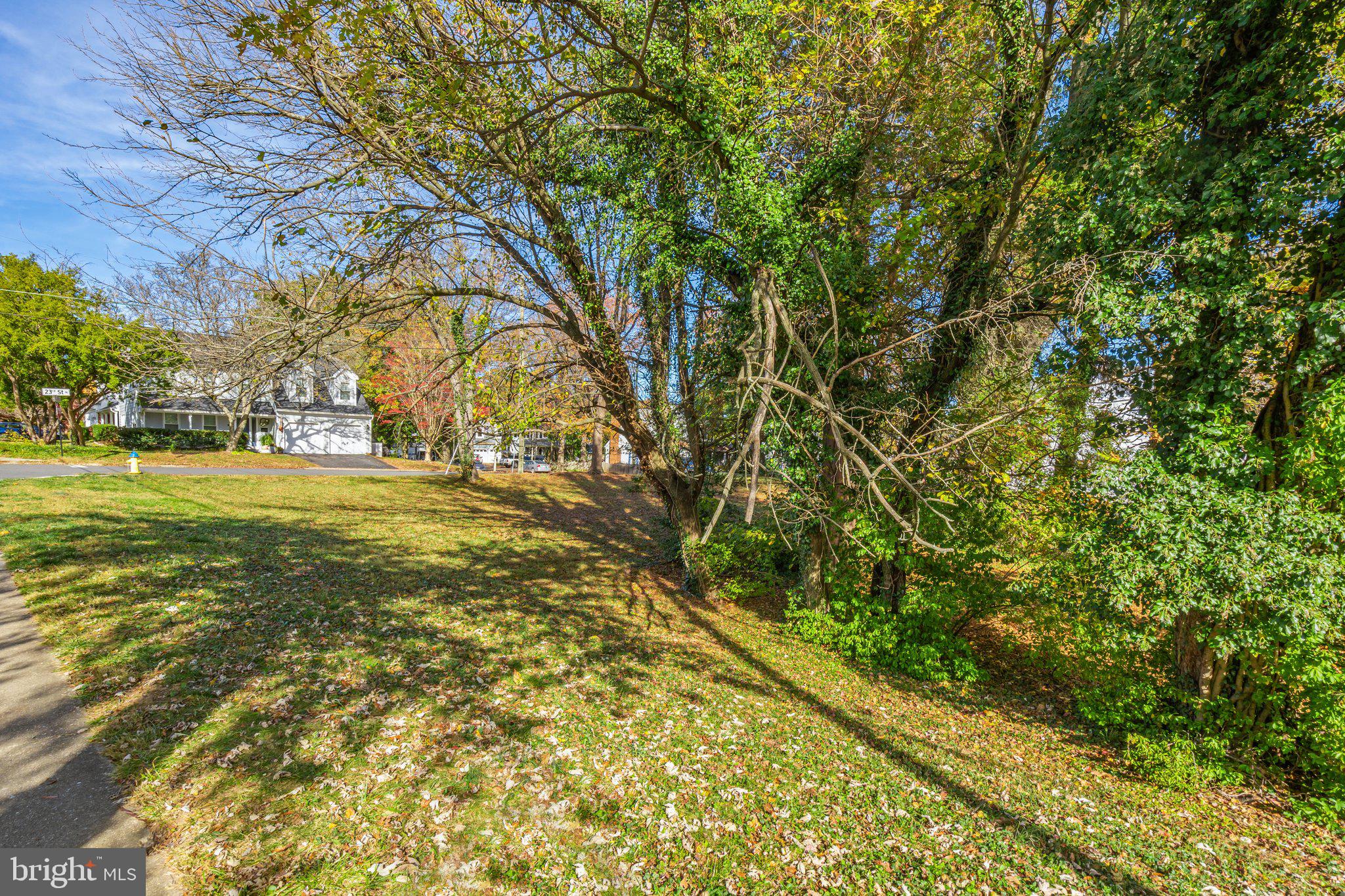 OVER LEE KNOLLS - Land