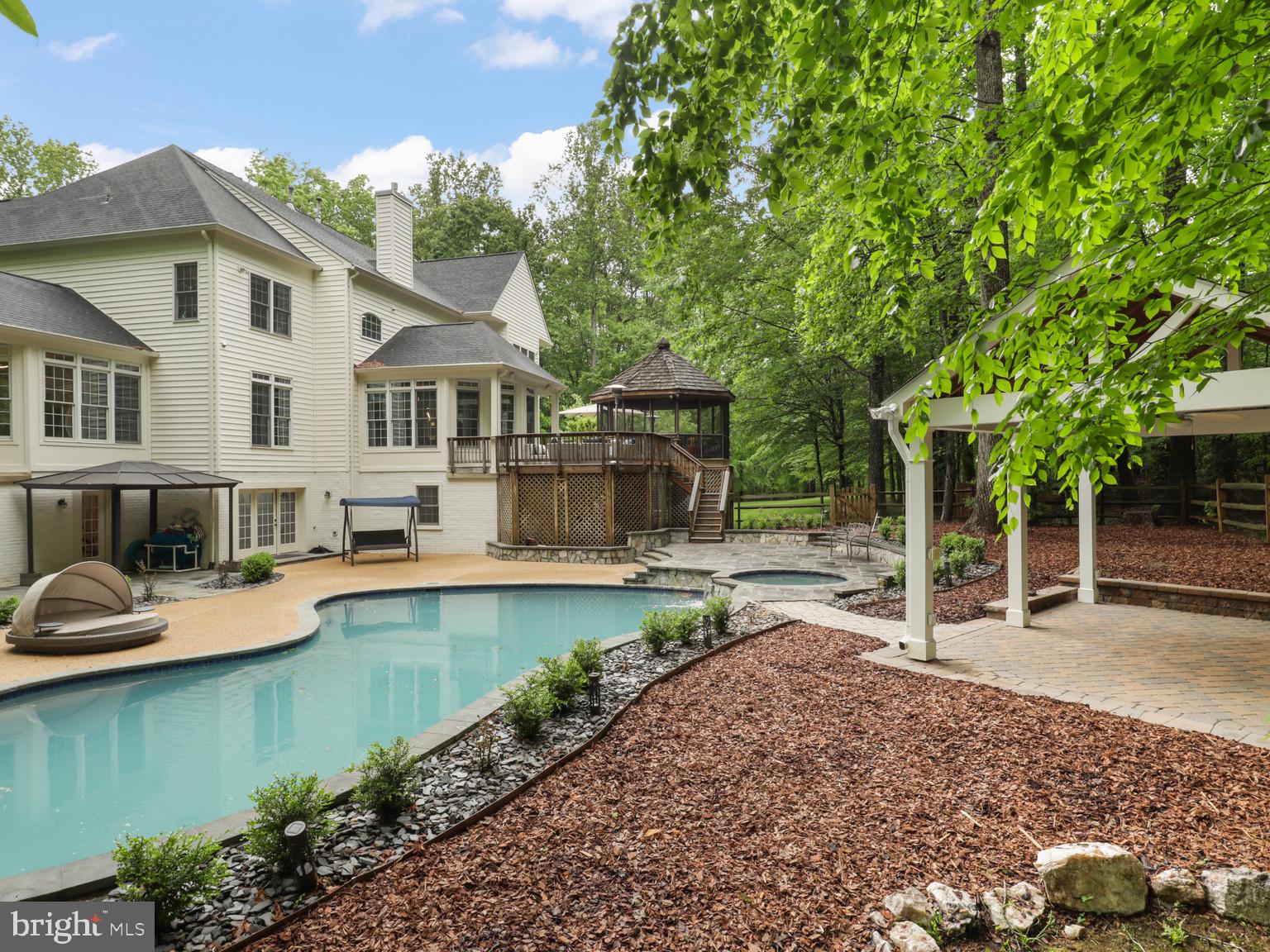 ESTATES AT ROSELAND - Residential