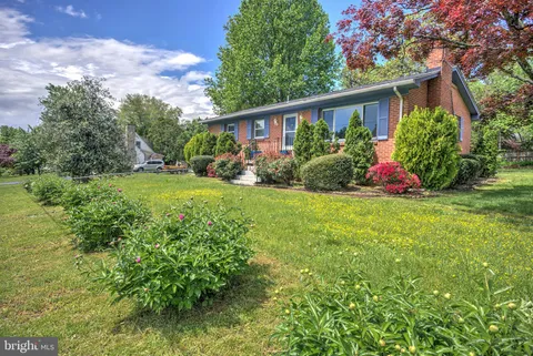 321 E E Street, Purcellville, VA MLS: VALO2095366