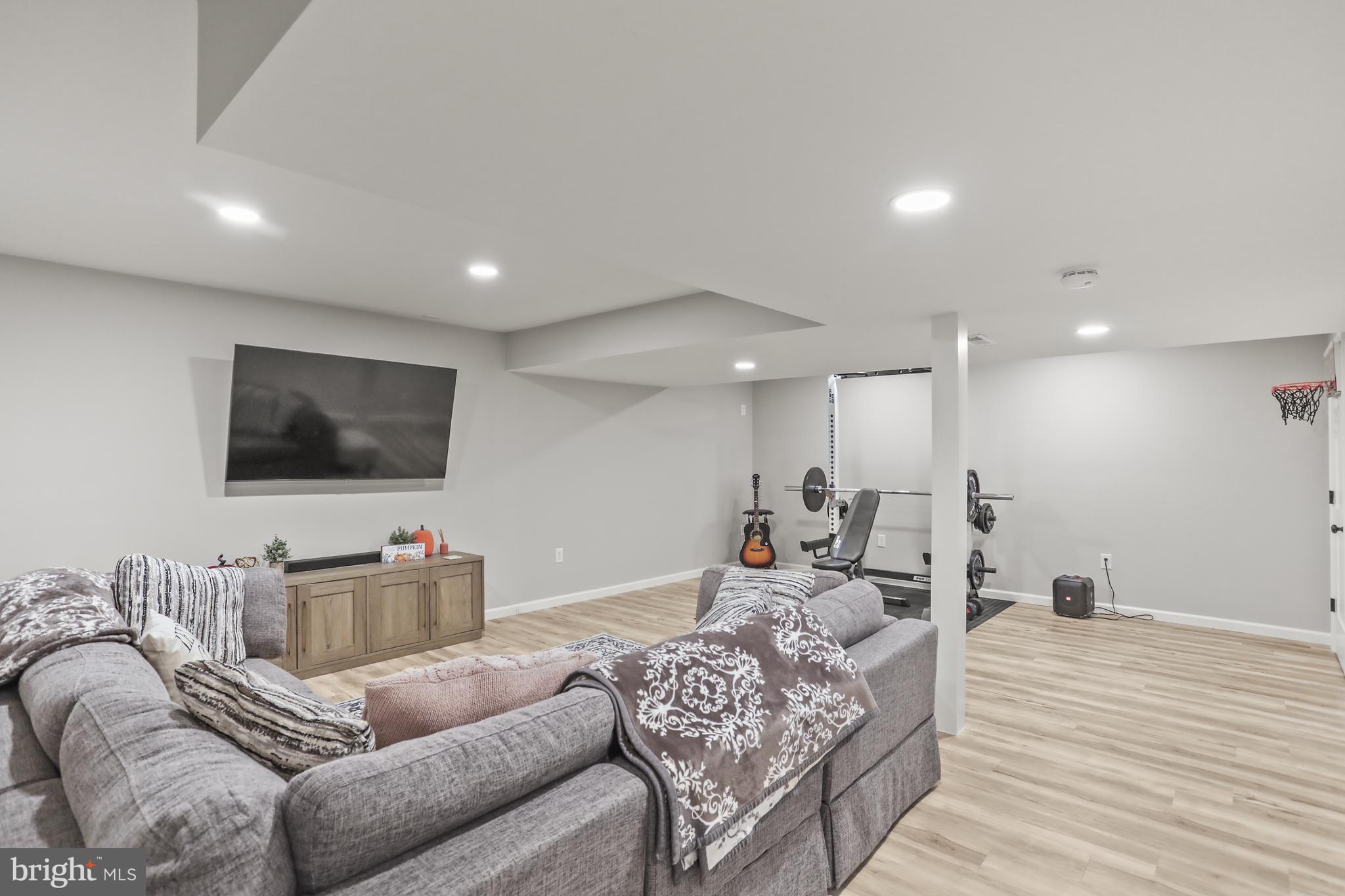 WHISPERING  RUN - Residential