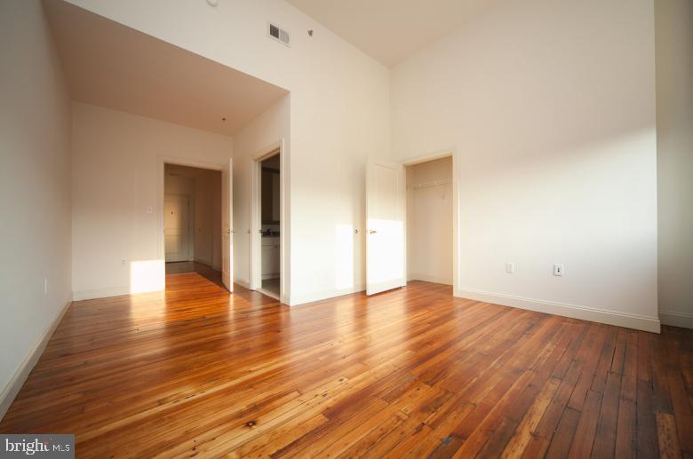 DOWNTOWN - Residential Lease