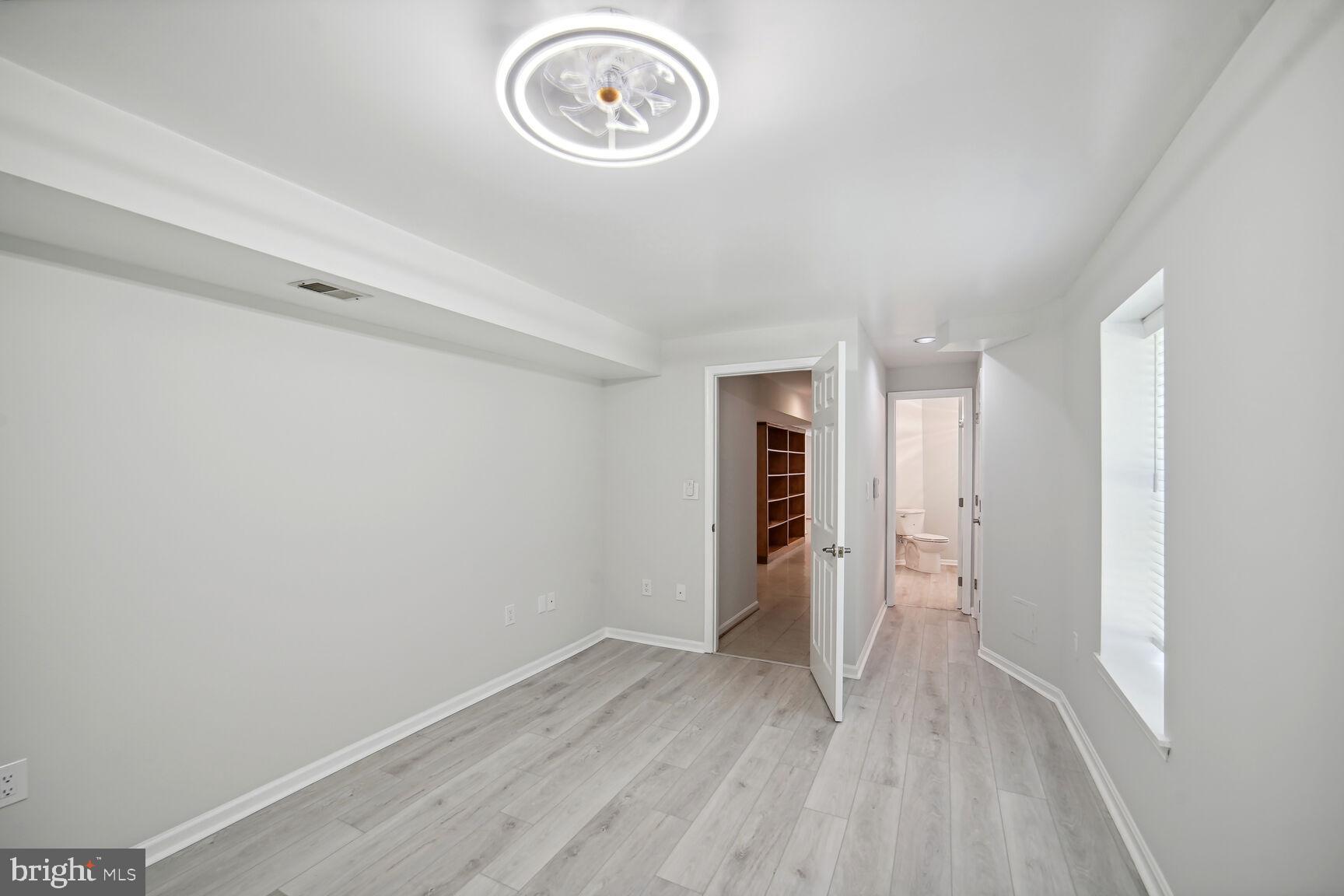 WHITE OAK MANOR - Residential