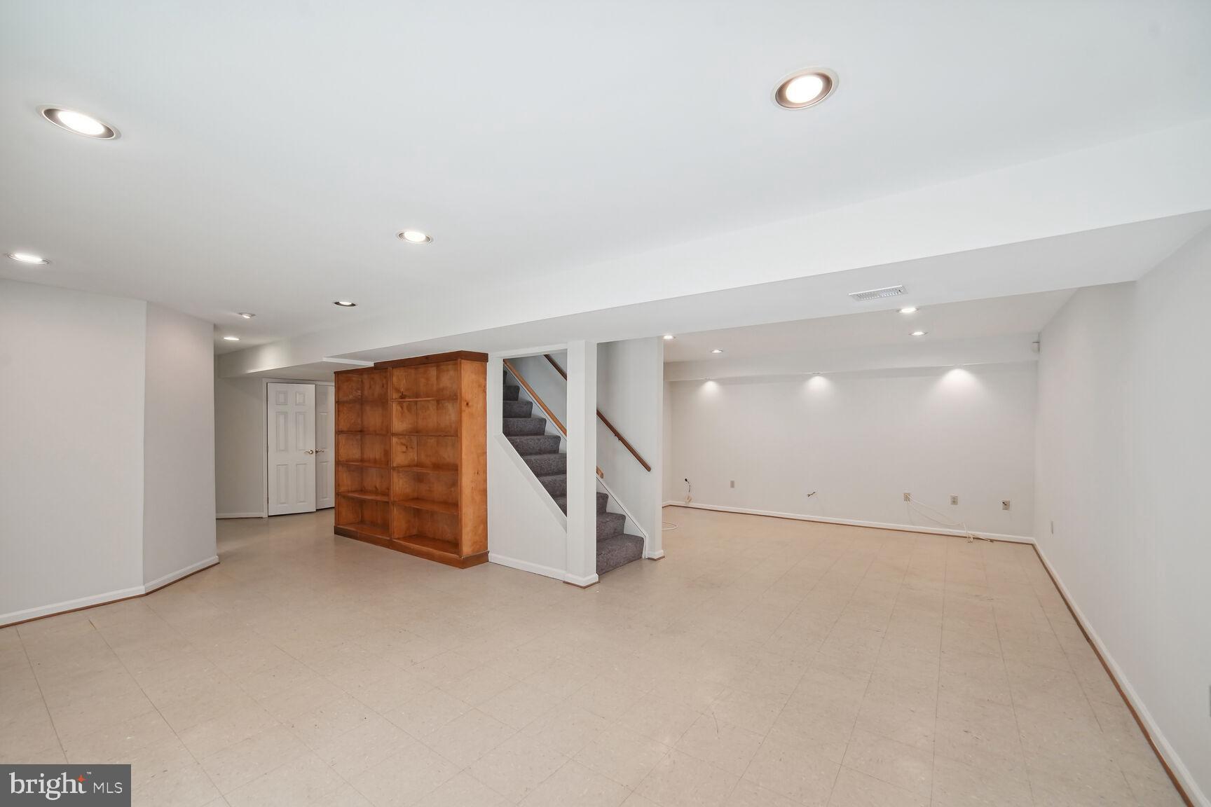 WHITE OAK MANOR - Residential