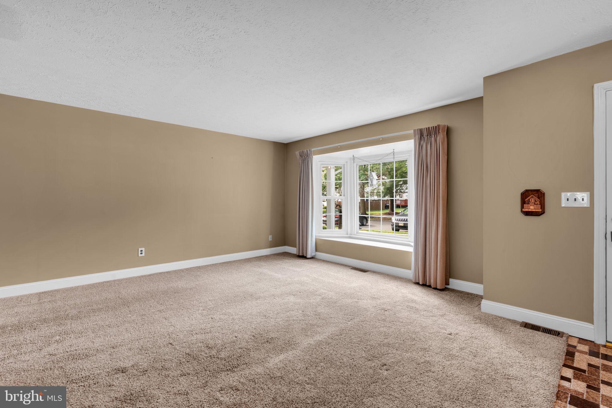 16 DUNMOOR COURT N