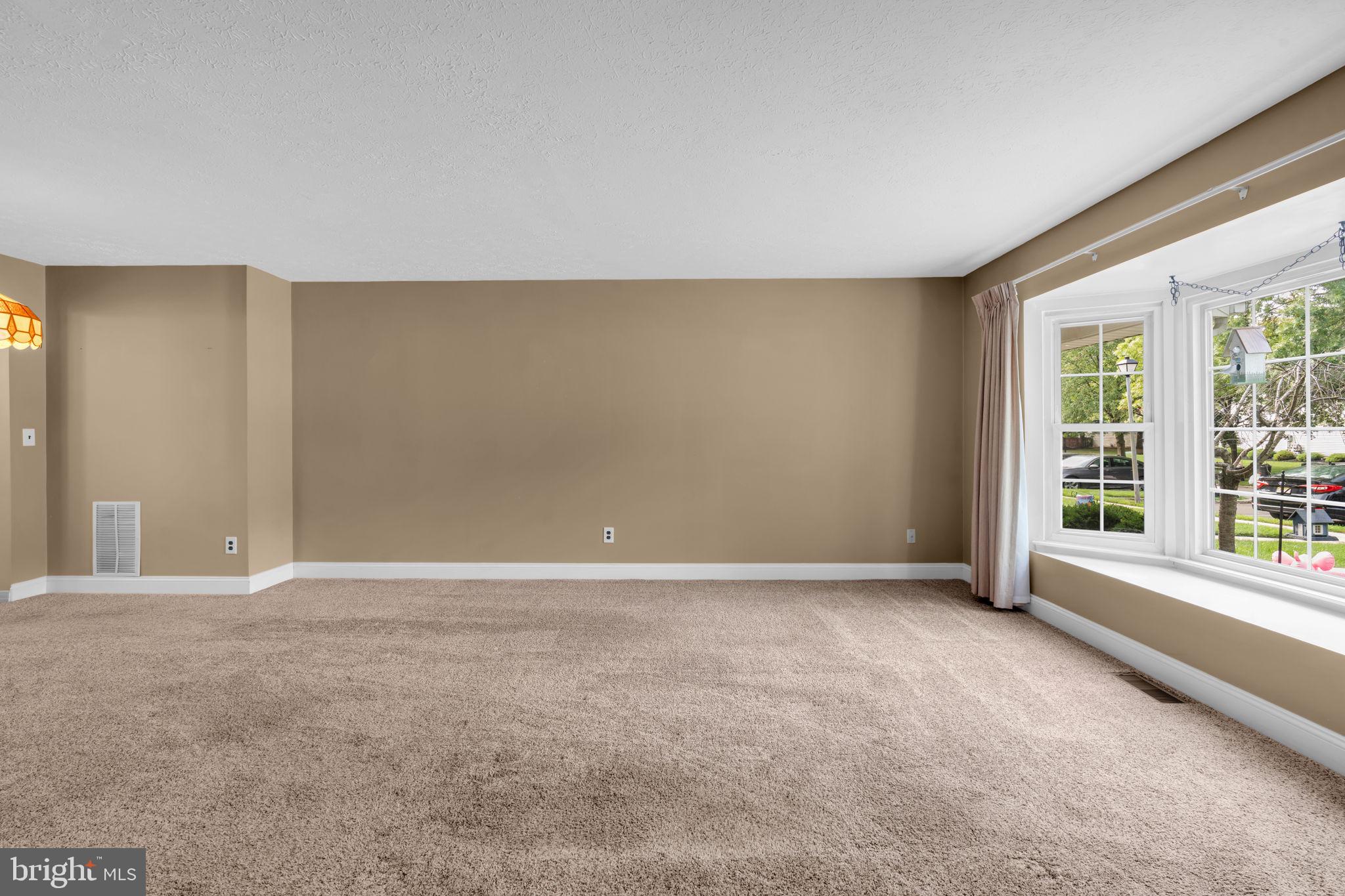 16 DUNMOOR COURT N