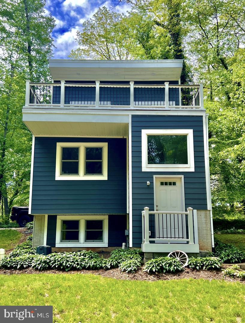 Located in the desirable Lake Shore Community of Lake Jackson, this custom-built contemporary home offers a rare chance to rent a stylish 2-bedroom, 2.5-bath
Highlights Include: Open-concept living with stainless steel appliances
Expansive deck on Level 3 with lake views—perfect for unwinding or entertaining, Convenient access to major roadways for easy commuting
No cats ,No smokers
Dog considered on a case-by-case basis (under 35 lbs; additional pet deposit and rent apply) Strong credit history required
This one won’t last—schedule your showing today!