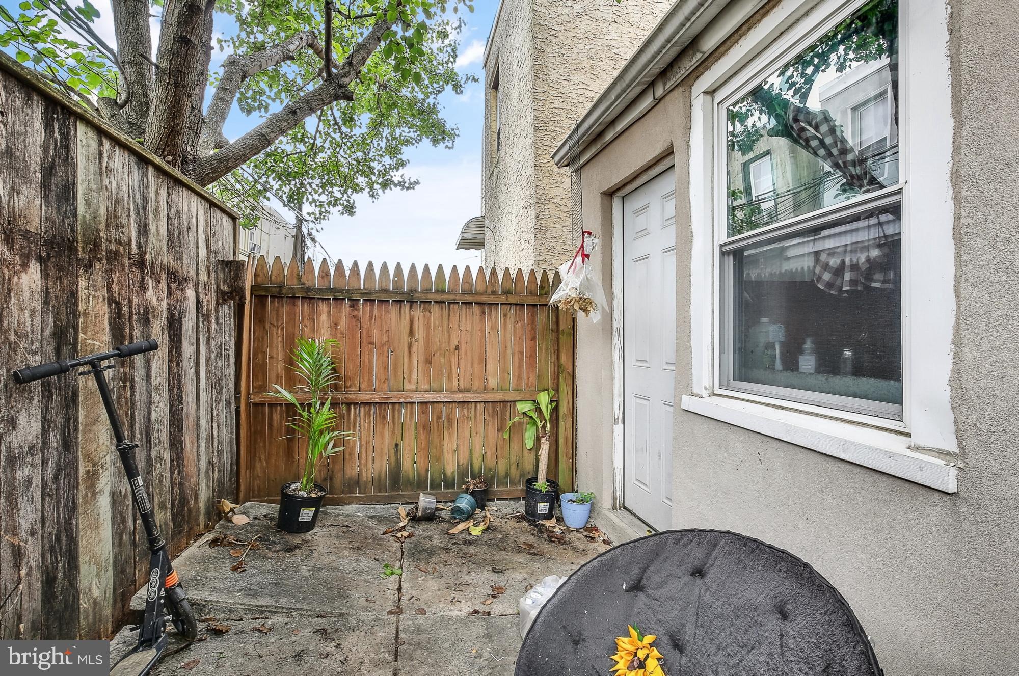 DICKENS SQ - Residential Lease