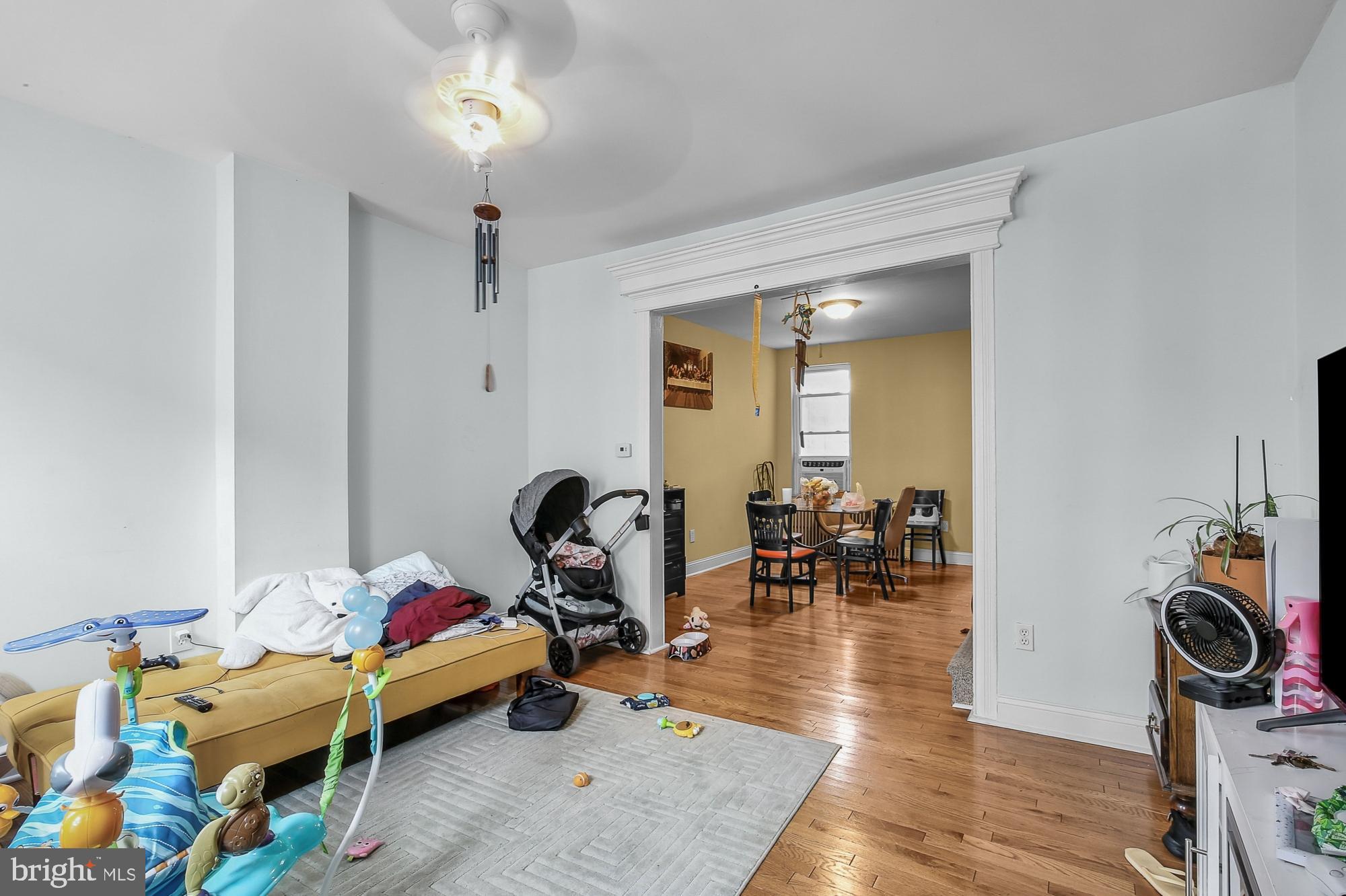 DICKENS SQ - Residential Lease
