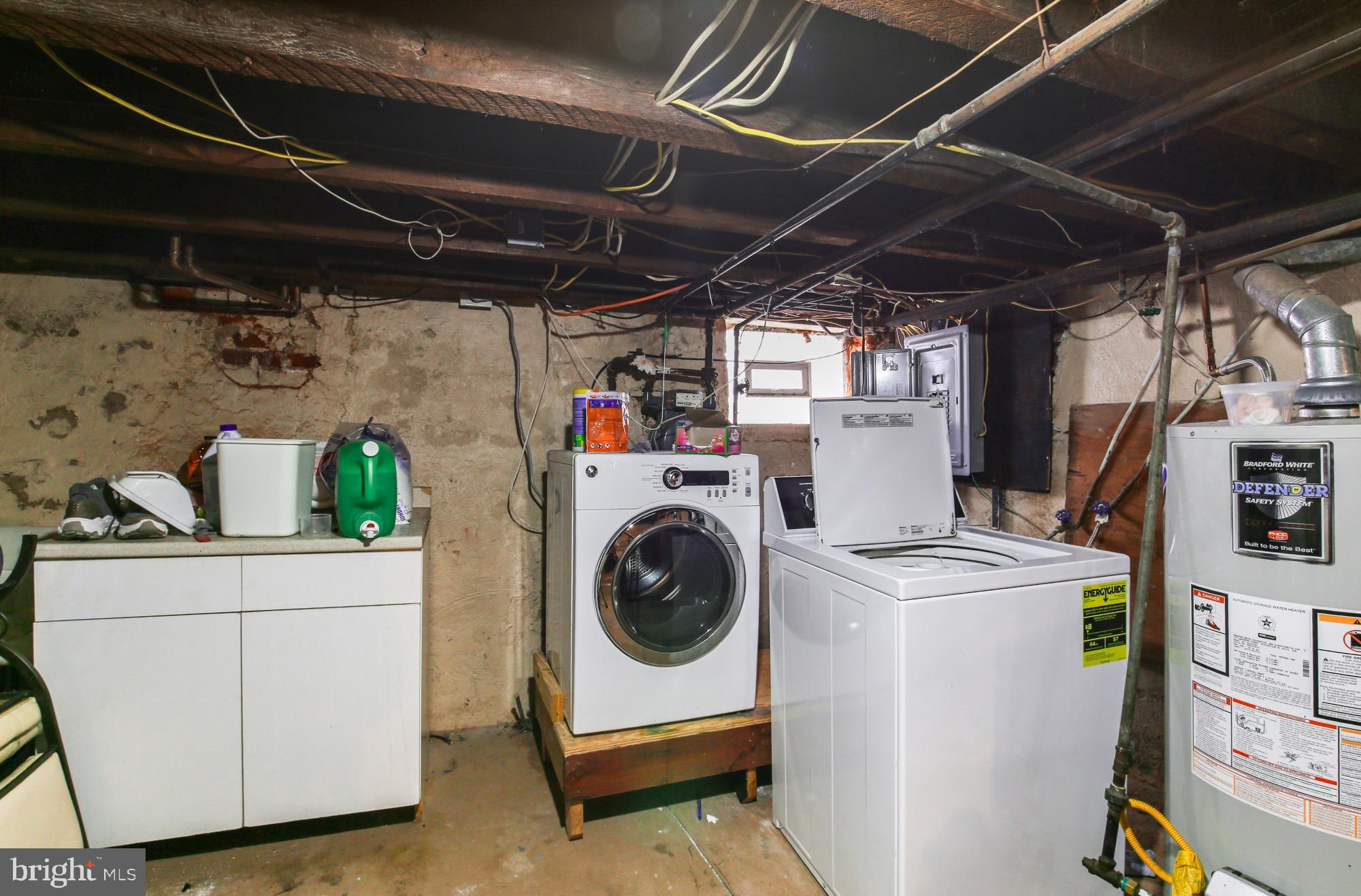 DICKENS SQ - Residential Lease