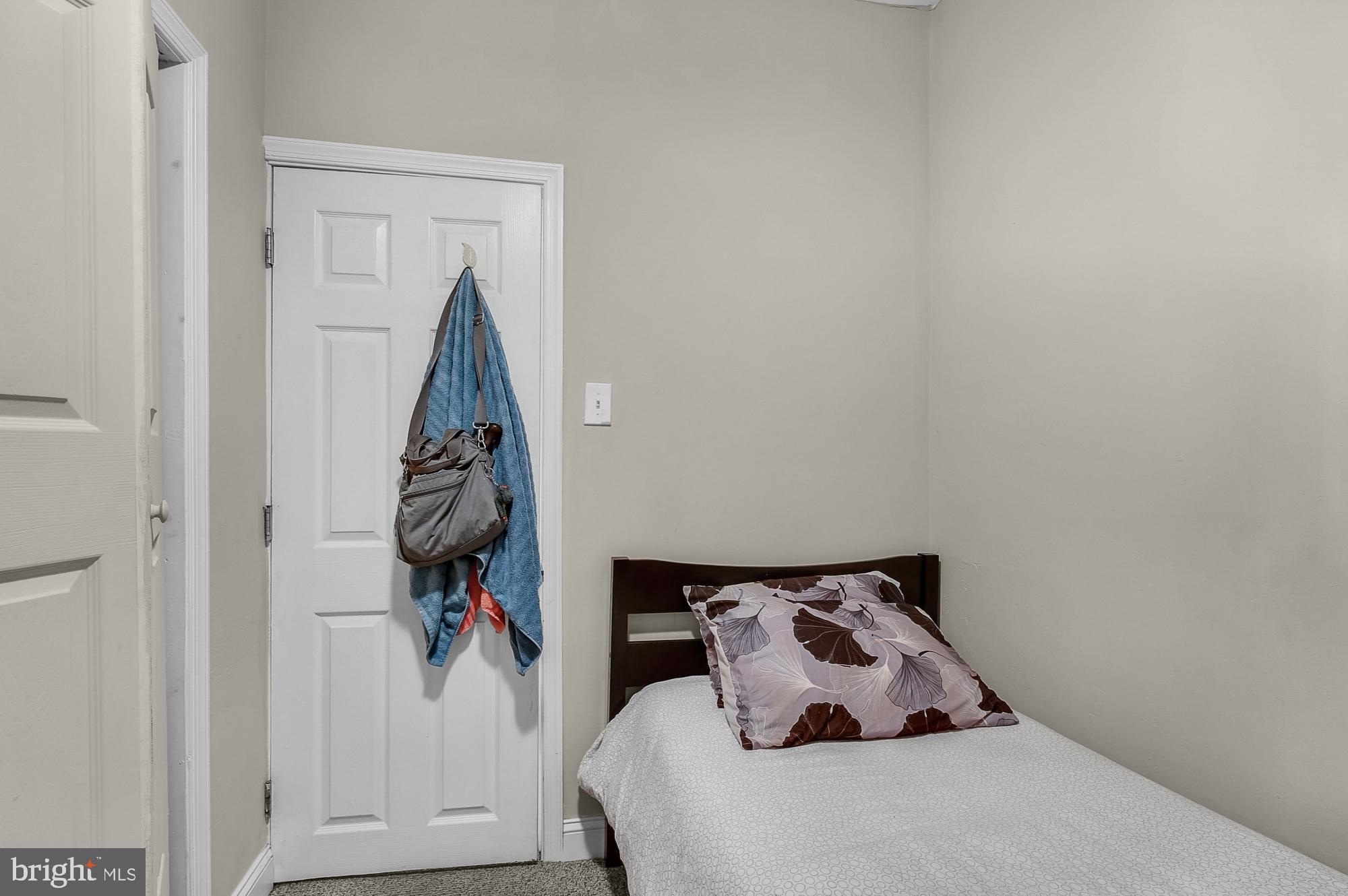 DICKENS SQ - Residential Lease