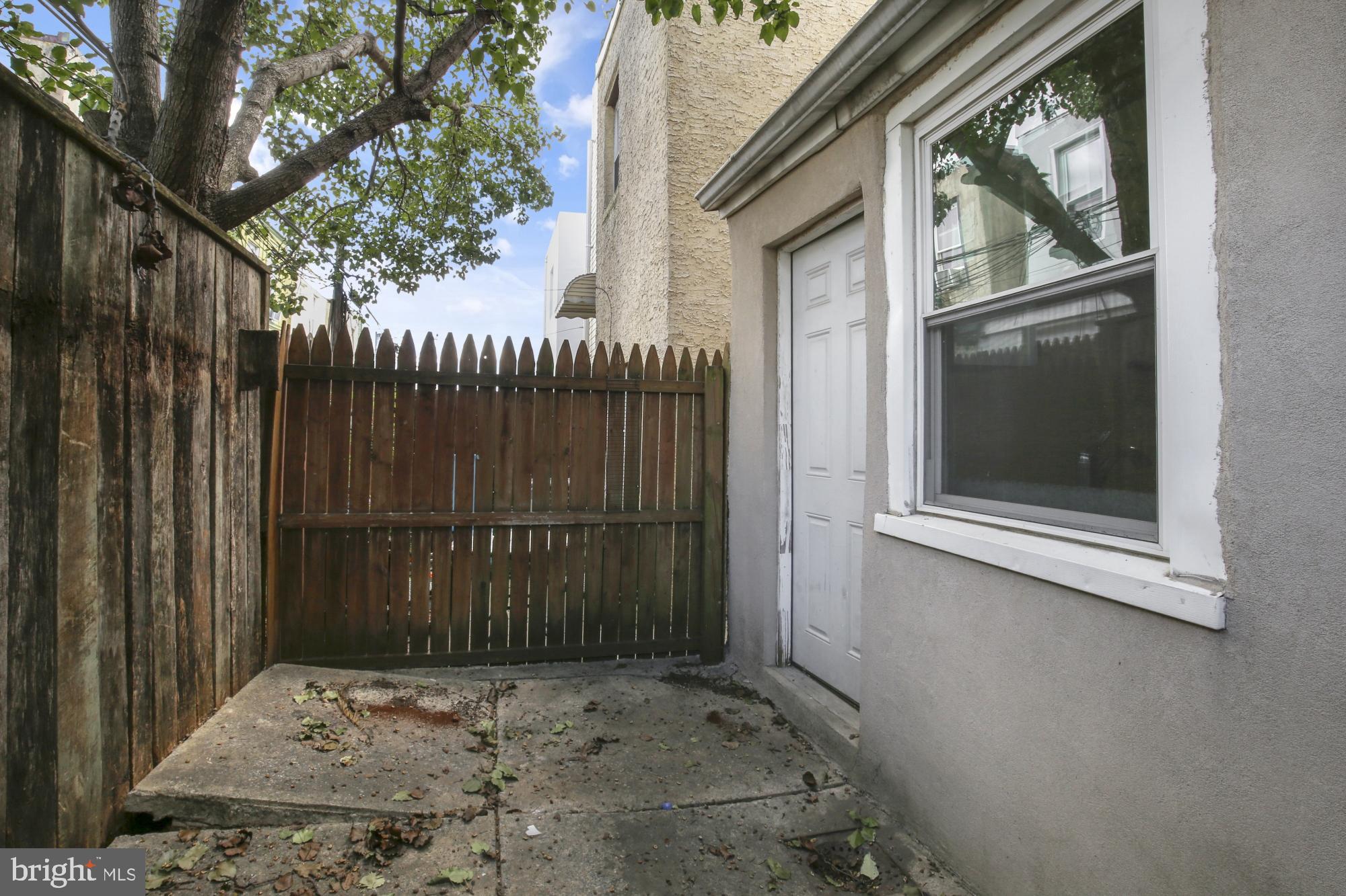 DICKENS SQ - Residential Lease