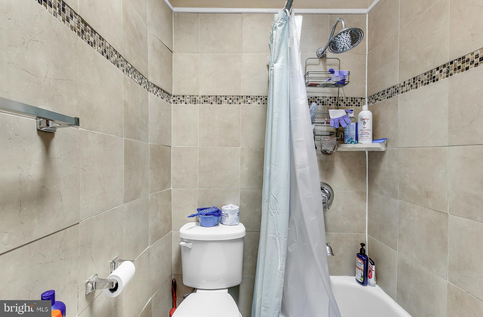 DICKENS SQ - Residential Lease