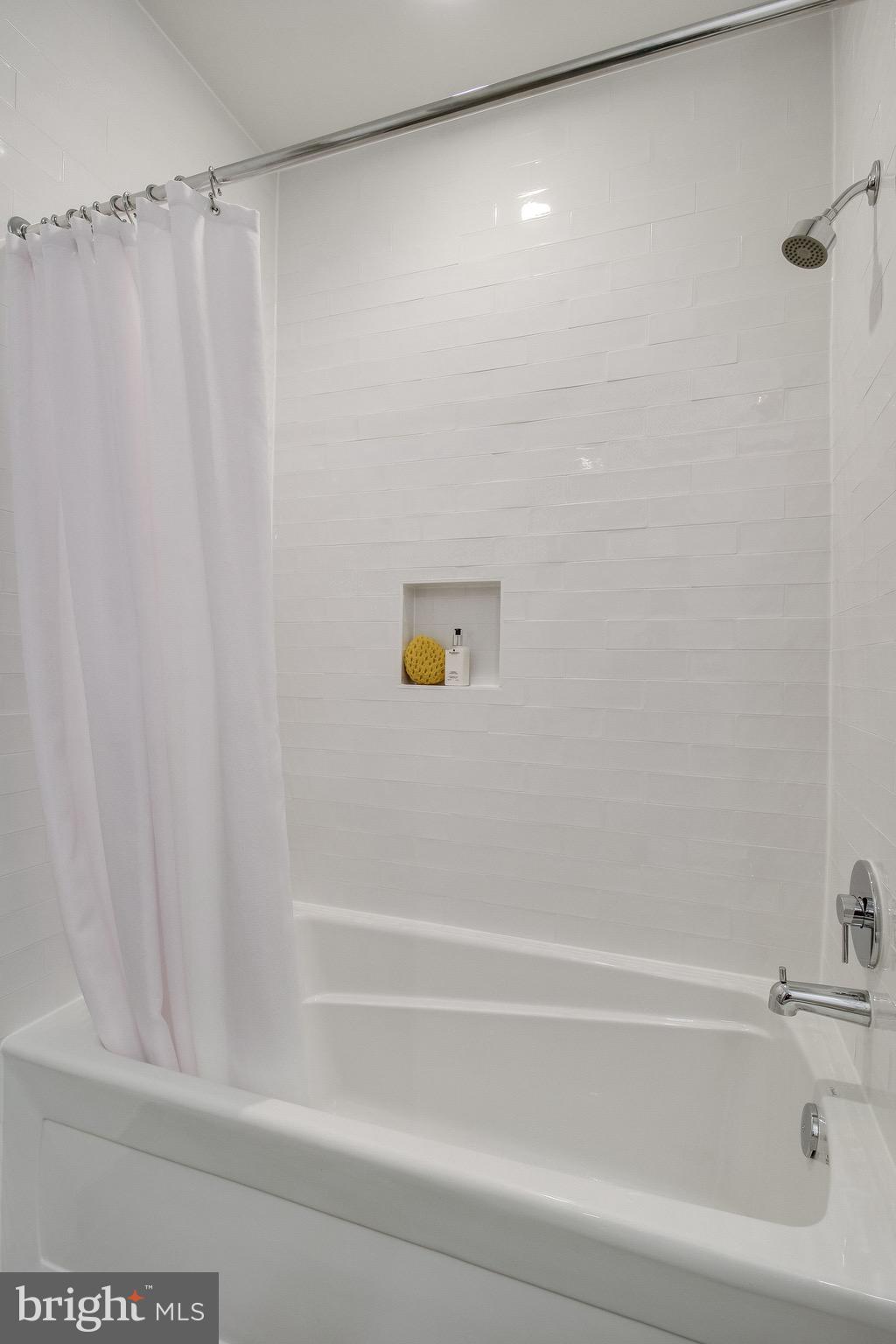 BOTTLING HOUSE - Residential Lease