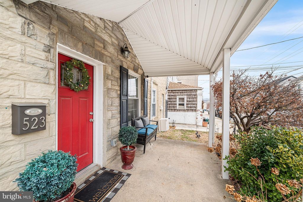 Photo of 523 Old Elm Street, CONSHOHOCKEN, PA 19428 (MLS # PAMC2164880)